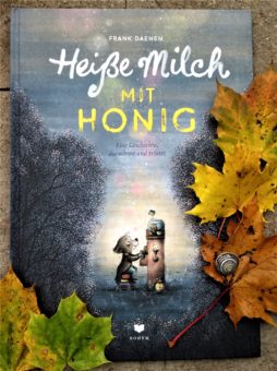 Buchcover von Heiße Milch mit Honig mit Herbstlaub verziehert